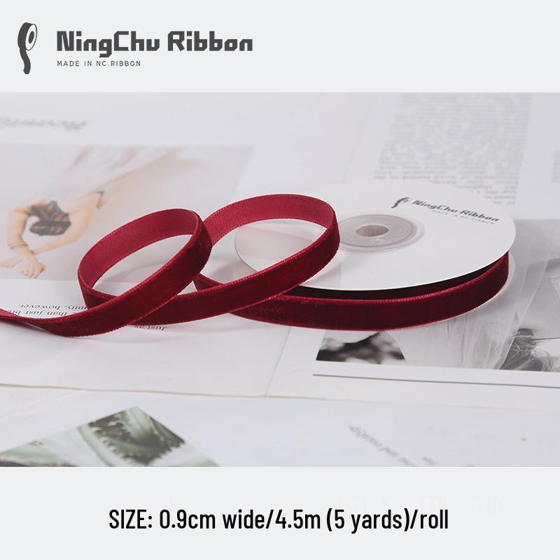 

Бордовая бархатная флокированная лента для изготовления бантов своими руками и упаковки подарков 1cm красный