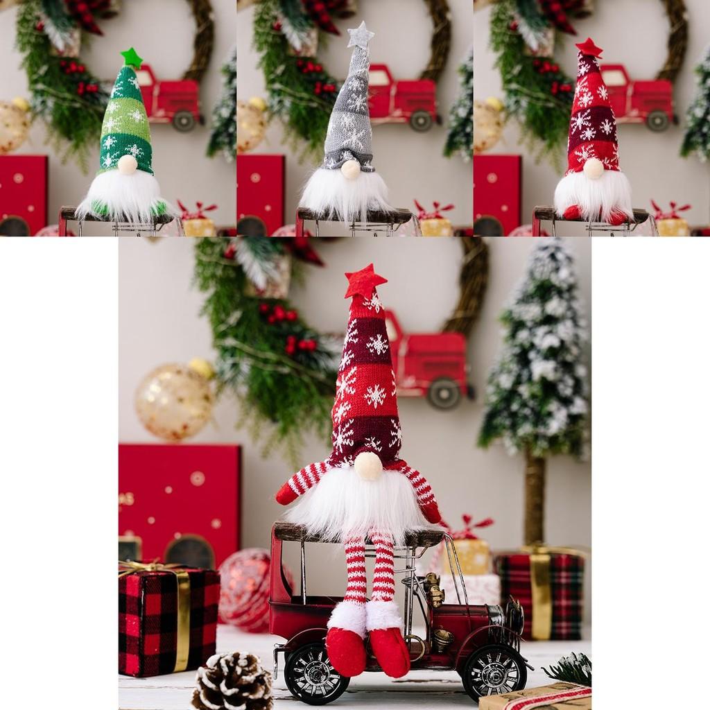 Entzückende Weihnachtsdekoration Gesichtlose Puppe mit Schneeflocken-Strickmütze und Lichtern