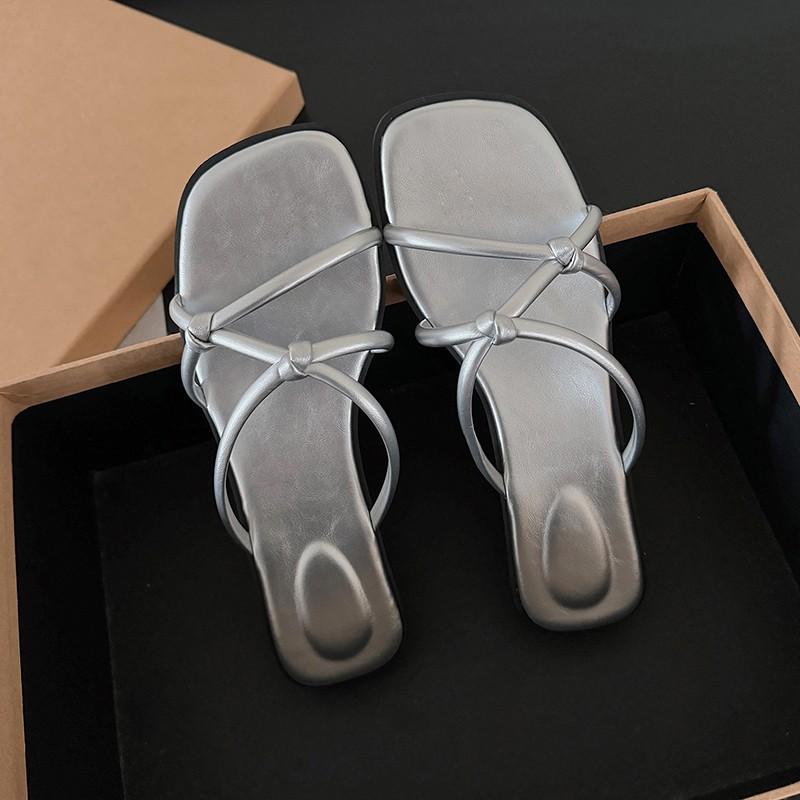 

Французские сандалии на толстом каблуке с перекрестными ремешками, два способа ношения, лето 2025, новый темперамент, шлепанцы на одном ремешке, крутые шлепанцы 35 серебряный