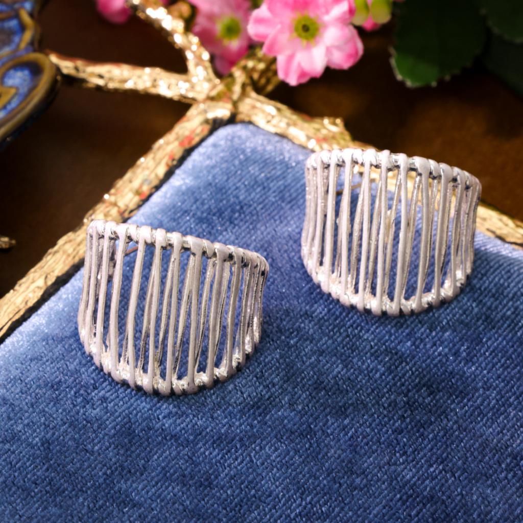 Ins Fashion Blogger Hollow Metal Earrings Female Niche Design Wide Woven