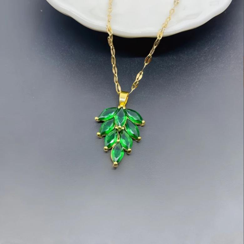 Collana con Ciondolo Farfalla Smeraldo: Catena Clavicola in Acciaio di Titanio di Lusso per Donne