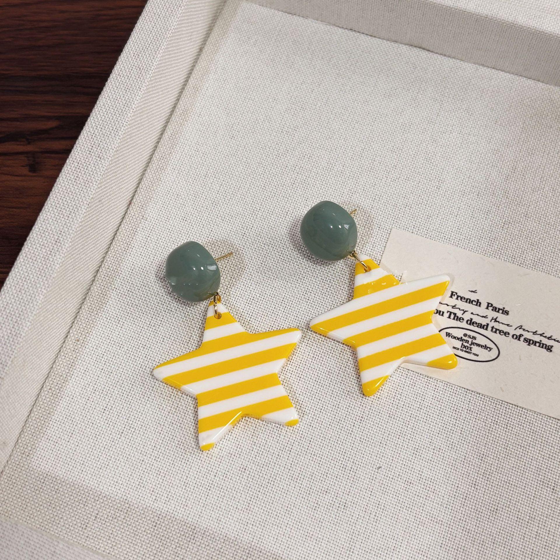 

Серьги-пусеты с подвесками в виде смоляных звезд, милые, маленькие, свежие, модные, нишевые, милые, простые серьги для женщин