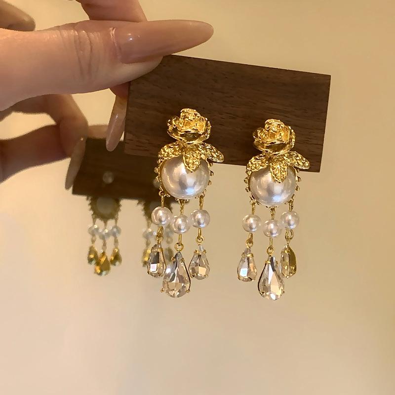 Silver Needle Diamond Flower Pearl Earrings: Elegant, Versatile Studs with a Luxurious, High-End Design
