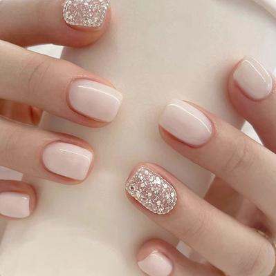 Kurze, schlichte, milchweiße Glitzer-Nagelkunst im Pure Desire-Stil, süße, künstliche Nägel im europäischen und amerikanischen Stil, fertige Nagelkunsttabletten