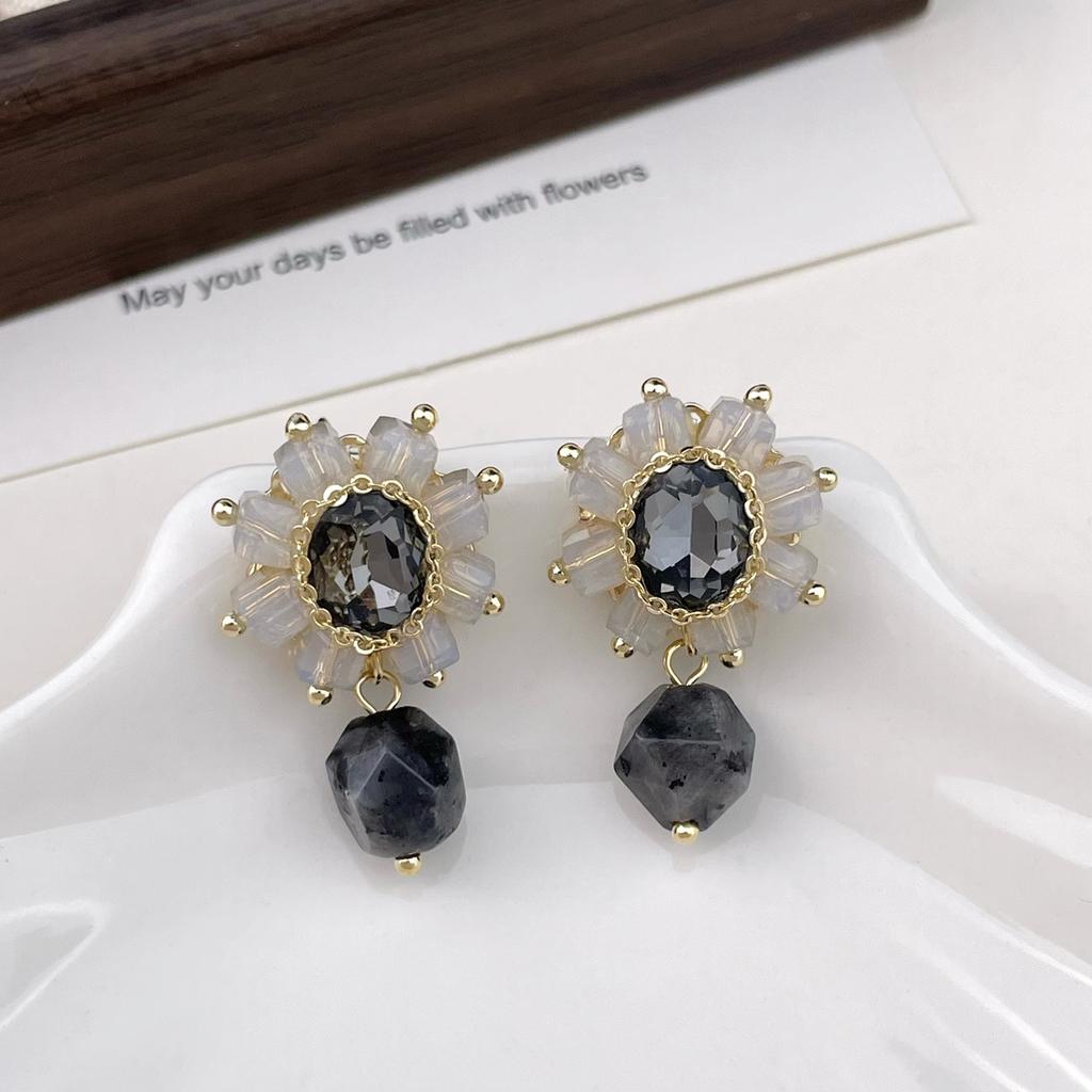 French Vintage Palace Style Crystal Lace Stud Earrings, Light Luxury and Exquisite Short Earrings, Versatile High-end Elegance Earrings