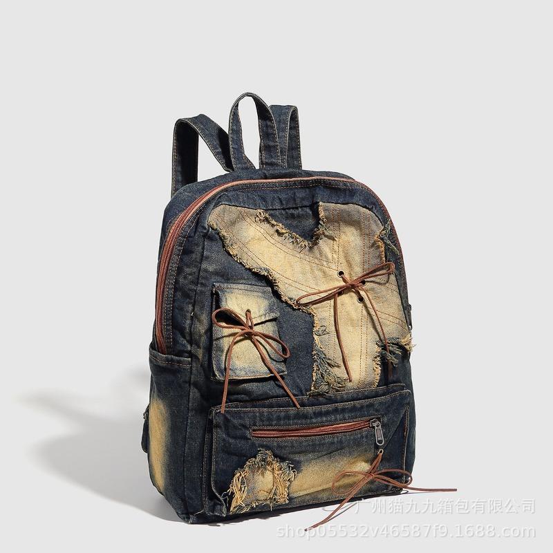 Retro-Rucksack aus wassergewaschenem Denim mit einem Nischendesign, mit einer Schleife und einem großen Fassungsvermögen für den Arbeitsweg.