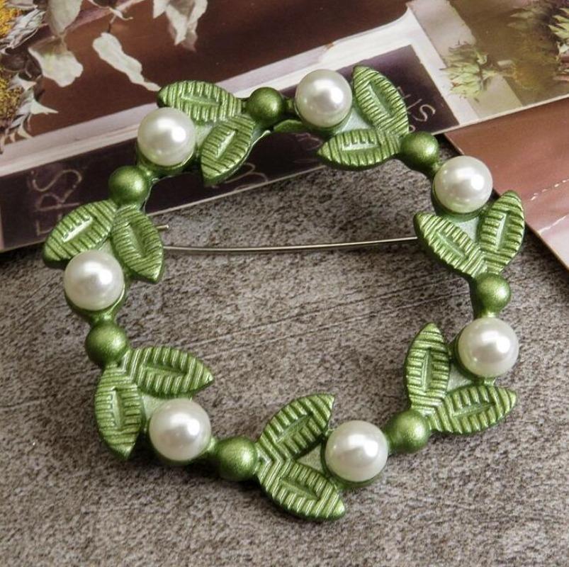 Винтажный набор брошей с позолотой, инкрустированный жемчугом, различные стили, булавка, бант, элегантная и стильная женская брошь для пальто