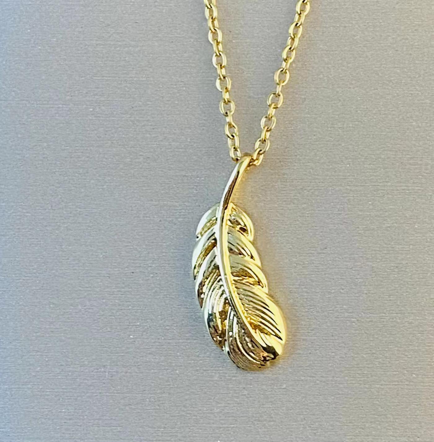 

Позолоченный титановый кулон с камнем кошачий глаз, лисой пиксиу, клевером, бабочкой и пряжкой «мир»