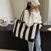 Canvas travel bag, striped fitness, new fashion, large capacity, durable, light shoulder, portable messenger bag, trendy bag.