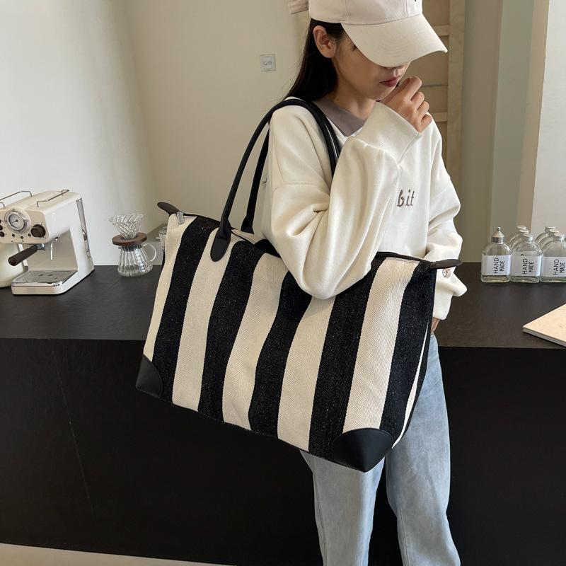 Canvas travel bag, striped fitness, new fashion, large capacity, durable, light shoulder, portable messenger bag, trendy bag.