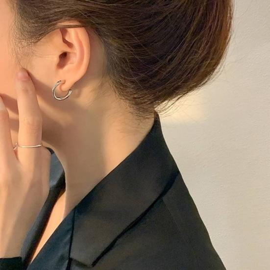 1 Pair Small Huggie Earrings Smoothly Polished Alloy Unisex Solid Color Earrings Lightweight Casual Hoop Earrings for Dating Commuting Party