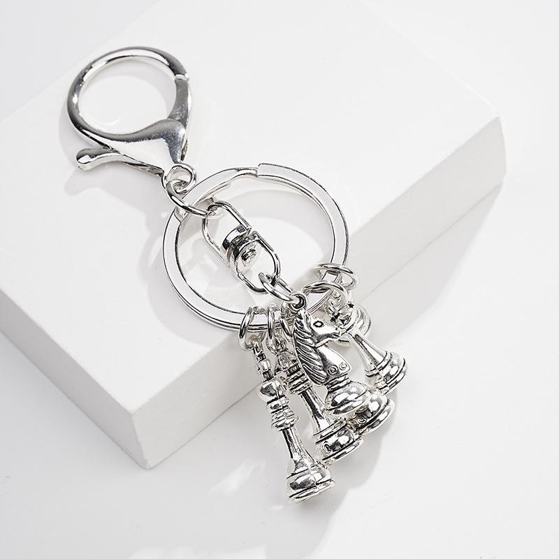 Breloc cu pandantiv șah metalic electroplacat retro european