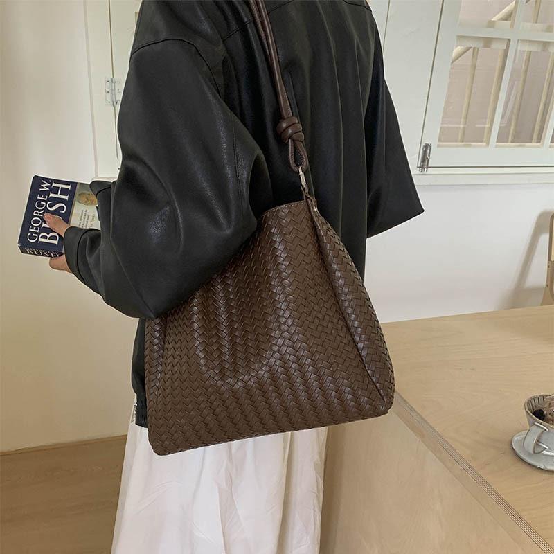 Retro woven bag women's large-capacity new autumn and winter versatile single shoulder mother and child bag popular bucket bag