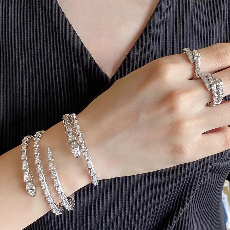 Luxuriöses 18 Karat Roségold-plattiertes Schlangenknochen-Armreif mit Diamanten für Damen