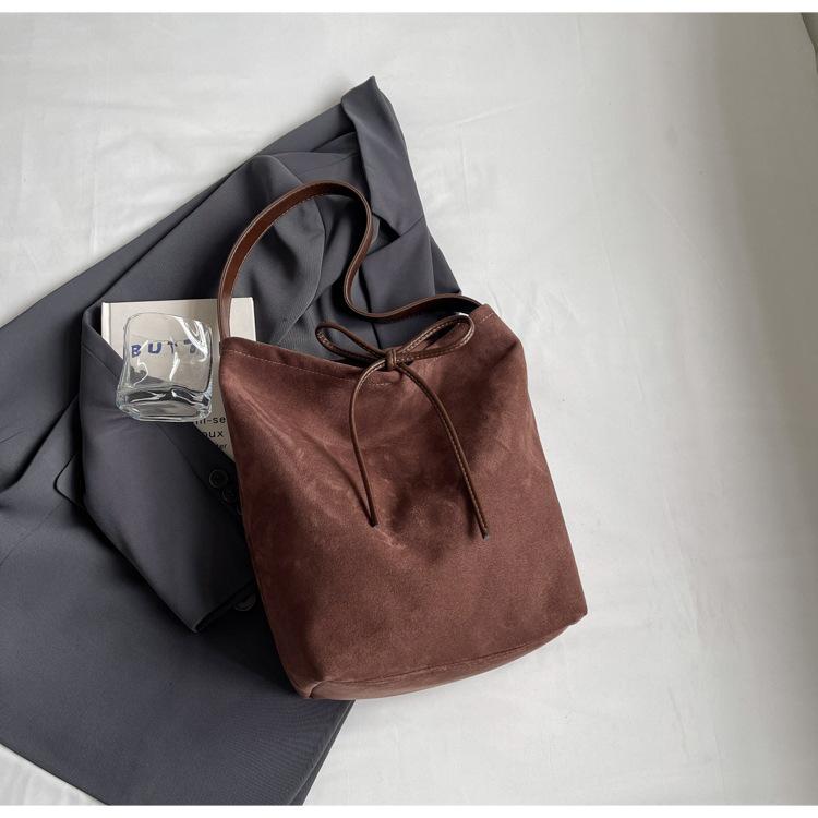 

Повседневная сумка с мягкой поверхностью в стиле ретро большой вместимости женская 2025 новая ранняя осень зарубежный стиль универсальная сумка-мессенджер для поездок на работу сумка-ведро темно-коричневого