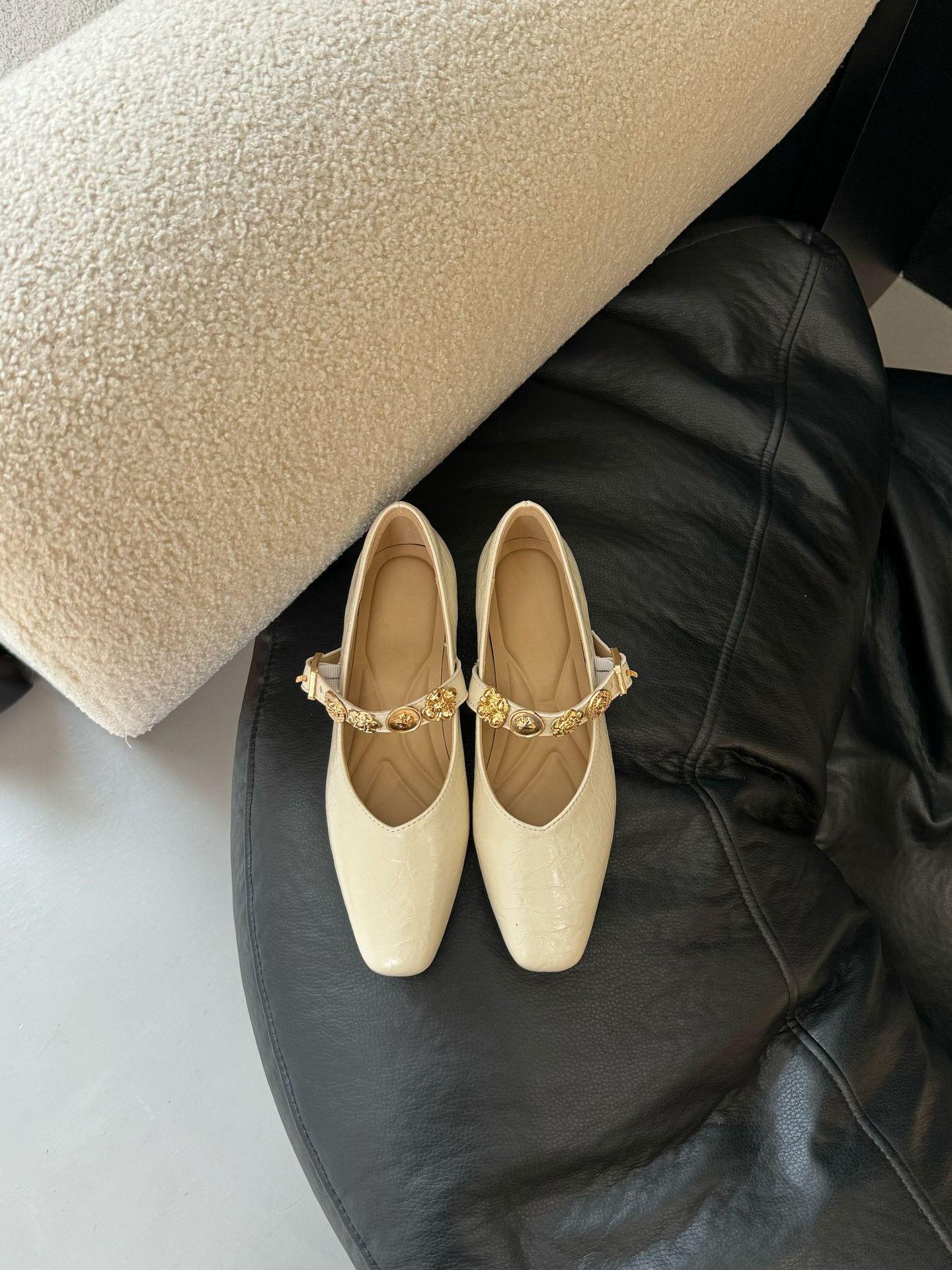 

French round head thick heel flat bottom shallow mouth single shoes women s spring and autumn 2025 new versatile one-word buckle with Mary Jane 34