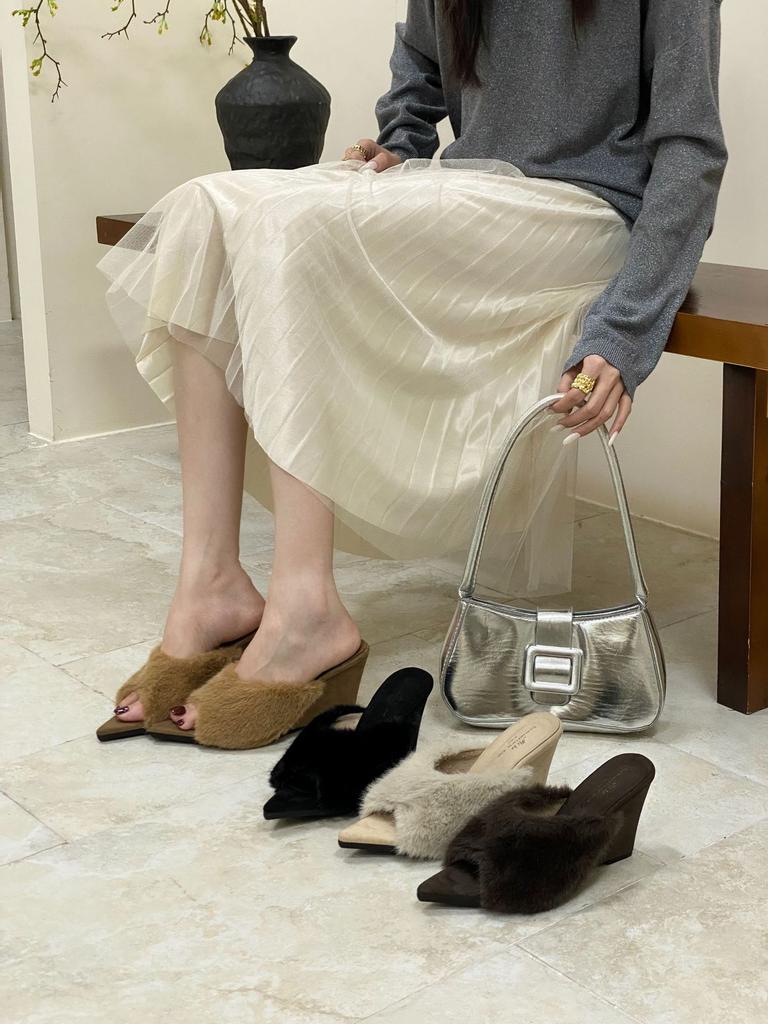 Feeling new fluffy slippers fairy pointed high-heeled slippers 2025 wear autumn and winter slope heel cool slippers woman