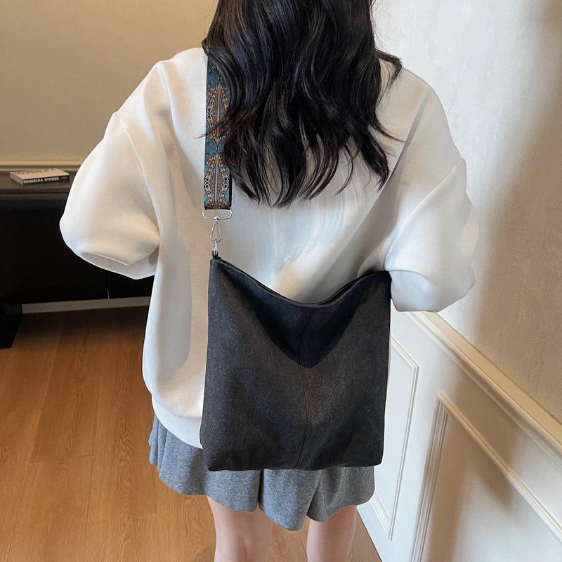 

2025 Women s Fashionable Large Canvas Shoulder Bag - Stylish Underarm Crossbody 30*7*27cm