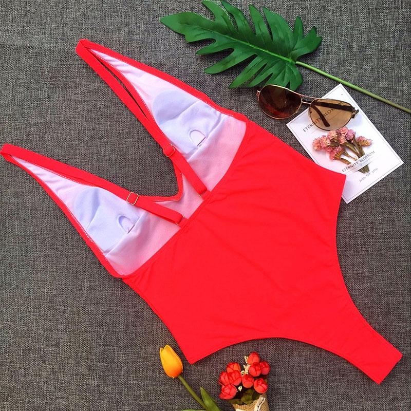 Eleganter Damen-Einteiler mit tiefem V-Ausschnitt und gepolstertem BH für stilvolle Strandabenteuer