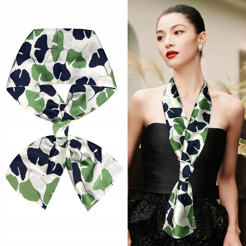Women' printed scarf with magnetic fastening