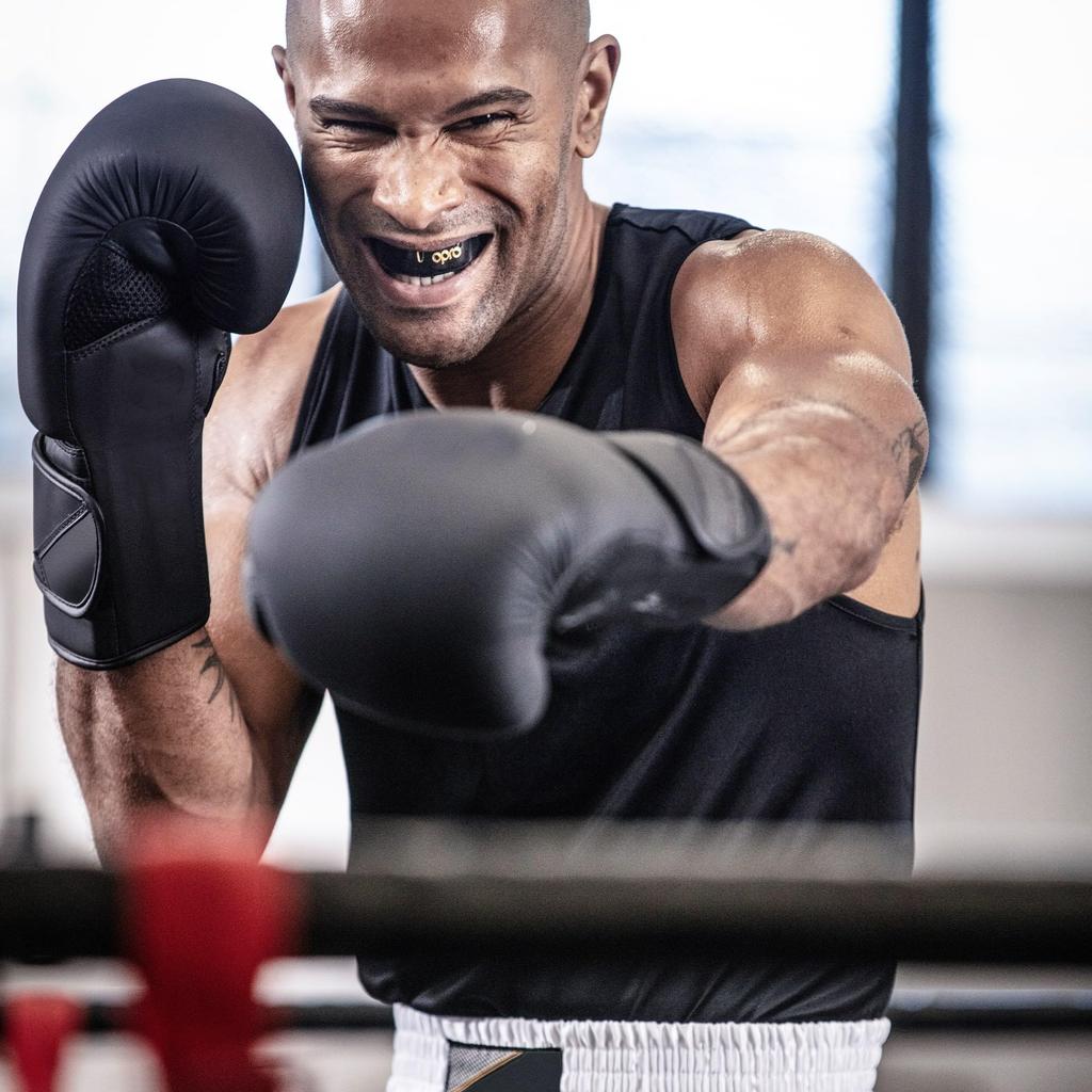 OPRO Ochraniacz na zęby Sztuki walki Ochraniacz na zęby Boks Kickboxing Sportowy ochraniacz na zęby Wyprodukowano w Wielkiej Brytanii Oficjalny sklep [Samodopasowujący się/Poziom Srebrny] (Dorosły, Ufc/Czarny &