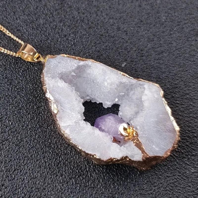 Collana in Cristallo di Quarzo Naturale con Ametista e Bordi Dorati per Appassionati di Moda Boho