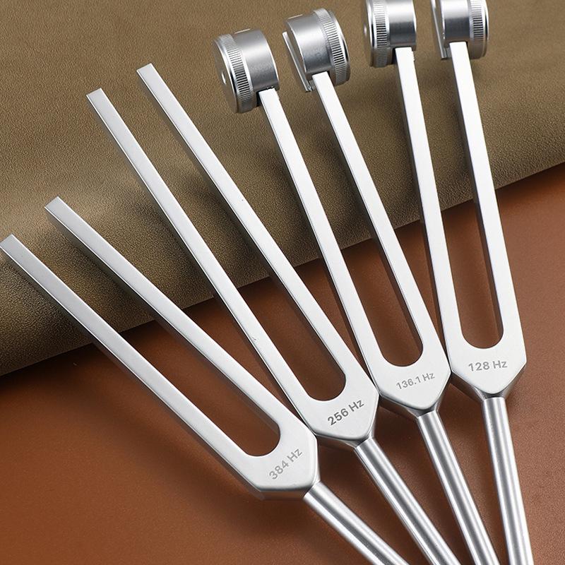 Vierteiliges Aluminiumlegierungs-Stimmgabel-Set: 128Hz, 136.1Hz, 256Hz, 384Hz für Yoga