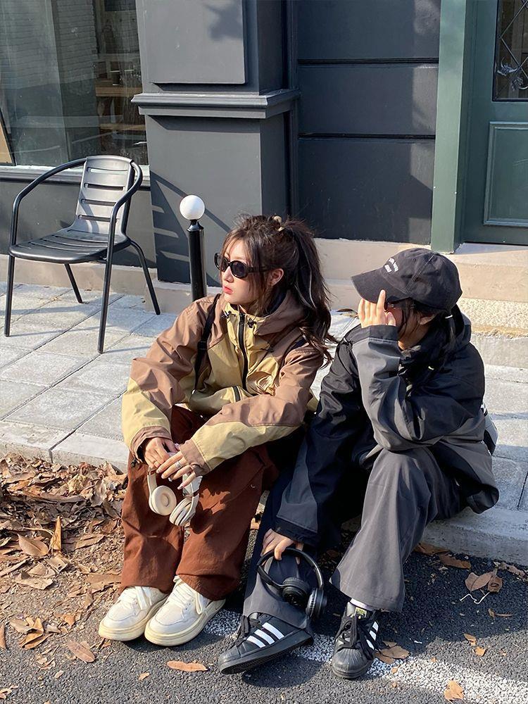 Unisexová trendy větrovka s kapucí v kontrastních barvách - Ležérní a volný střih podzimní bunda