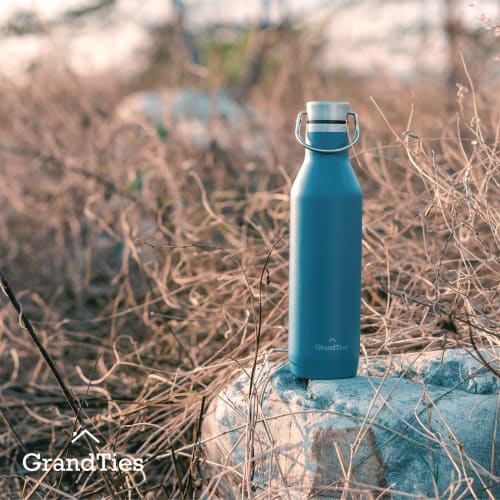 GRANDTIES Traveler Bottle, 620ml, available in six colors (Cobalt Blue), with two lids. This stainless steel bottle features a double-walled vacuum in