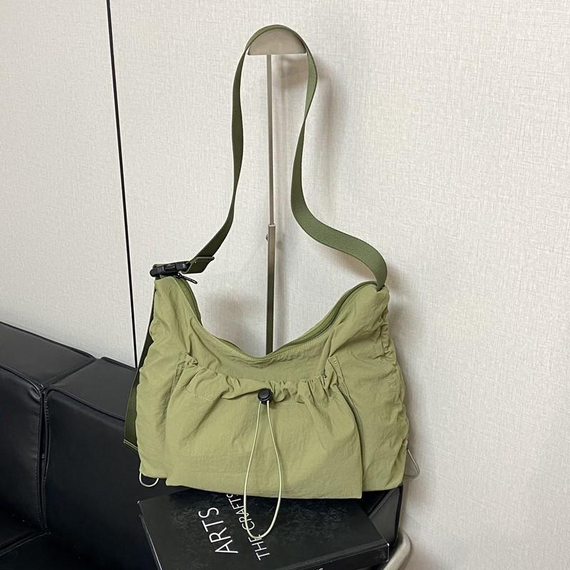 

Commuter tote bag women s large capacity 2025 new leisure oblique span bag high value single room bag light luxury зелёный