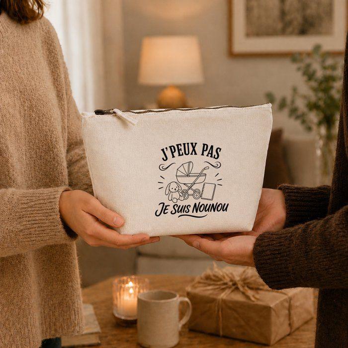 Trousse Beige J’peux pas je suis Nounou J'peux pas minimaliste | Trousse de Toilette en Coton 3 L avec Zip Métal et Fond Plat