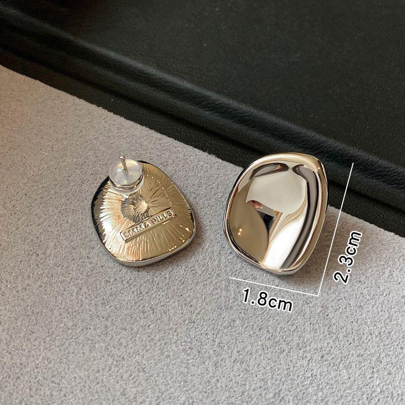 925 Silver Needle European and American Retro Metal Large Earrings for Women, Light Luxury, High-End, Unique and Stylish Gold Earrings Studs