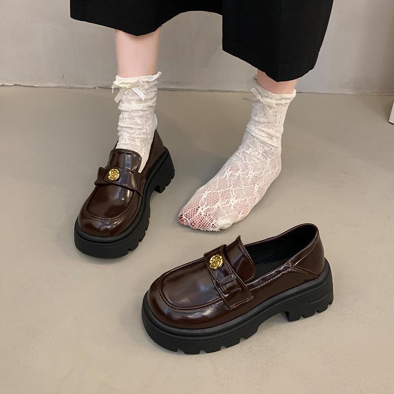 

Французский толстый каблук ретро британский стиль черные туфли на платформе женские 2025 весна и осень новая золотая монета повседневные лоферы 40 темно-коричневого