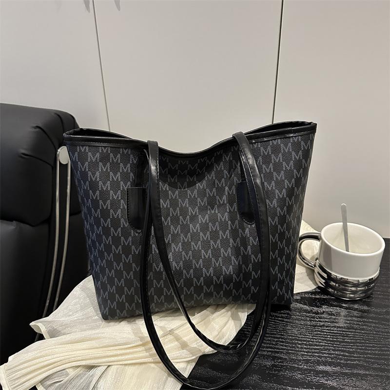 

Ретро корейская версия ins дизайн чувство повседневная большая вместимость сумка-тоут женская универсальная модная личность однотонная сумка на плечо чёрный