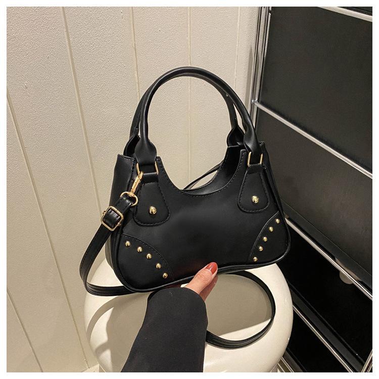 

New underarm bag women s 2024 pleated crescent moon mother shoulder bag women s European and American retro rivet locomotive bag чорний