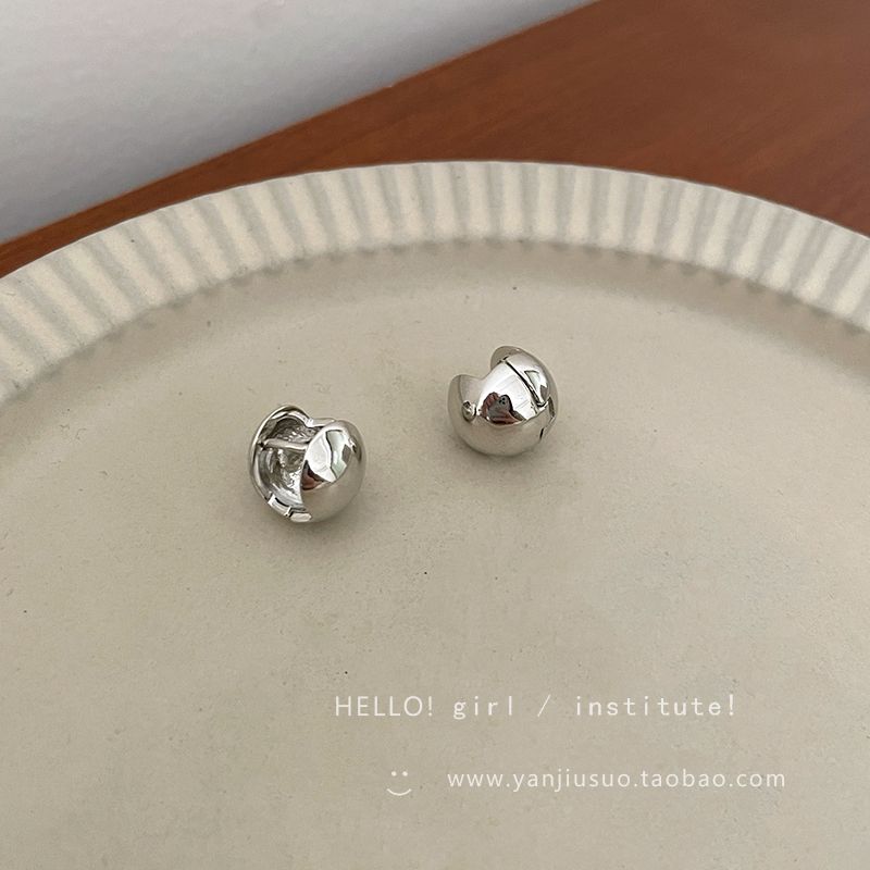 

Accessible Luxury Fancy Metal Ball Earrings Female 2025 New Arrival Best Selling Niche Design Cold Wind Simple Stud Earrings Silver glitter ball ear buckle