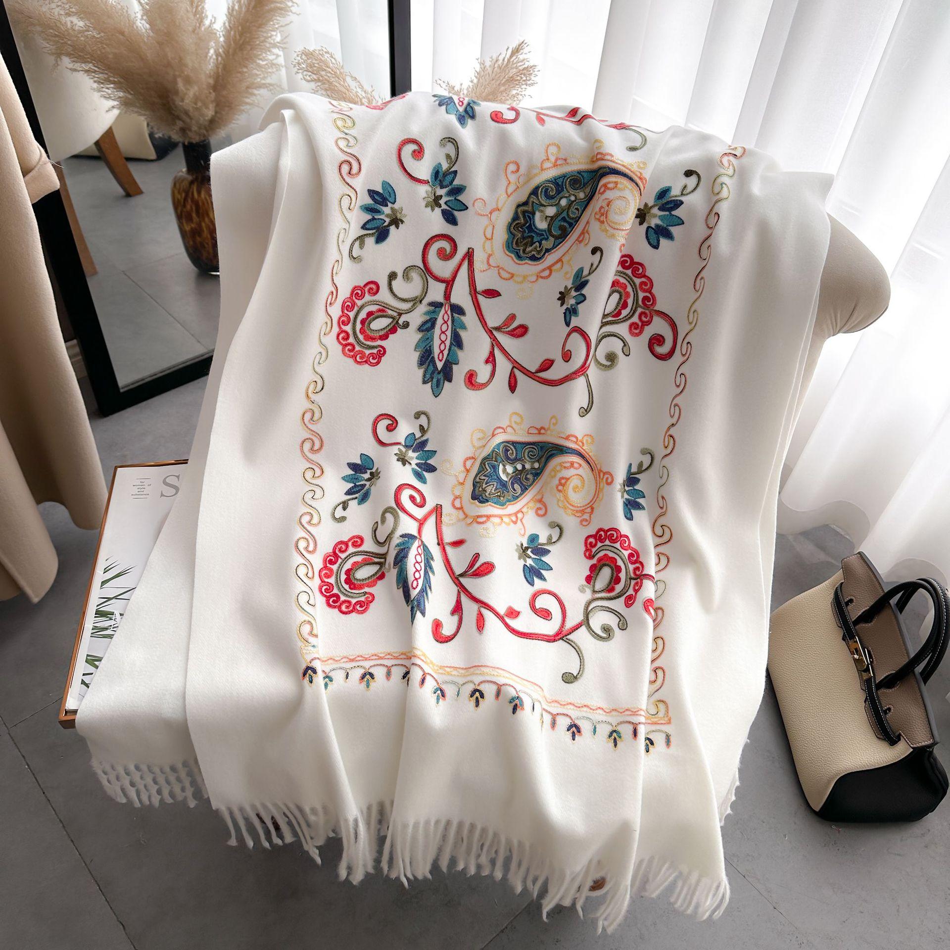 

Литературный ретро Растение Цветы Мода Атмосфера Вышивка Дамы Термошарфы Кондиционер Шали 185-65cm белый