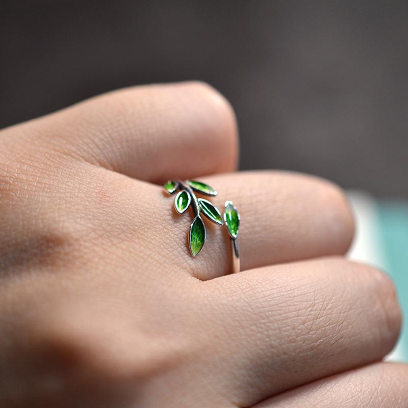 Cloisonné Ancient Style Green Leaf Resin Ring for Women – Retro Artistic Open Index Finger Design.