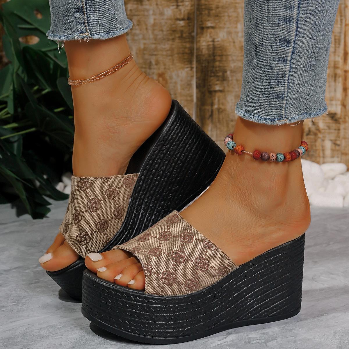 

Тапочки2024 летние новые большие женские босоножки на платформе тему танкетка простые летние женские туфли 43