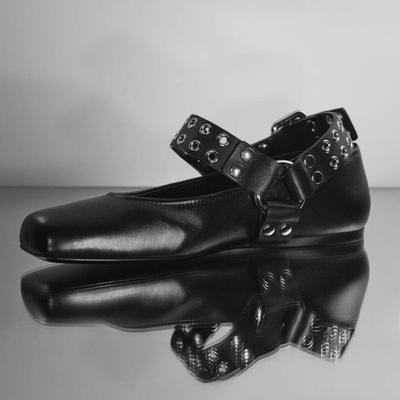 Modne buty Mary Jane z kwadratowym noskiem, paskiem z klamrą i ćwiekami dla kobiet 2025 Wiosna Płytko wycięte płaskie baleriny Vintage Casual Shoe