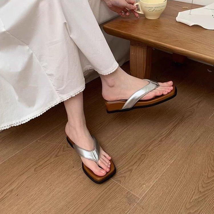 Thick-soled heel heel cold slippers women's summer flip-flops 2025 new with skirt beach sandals