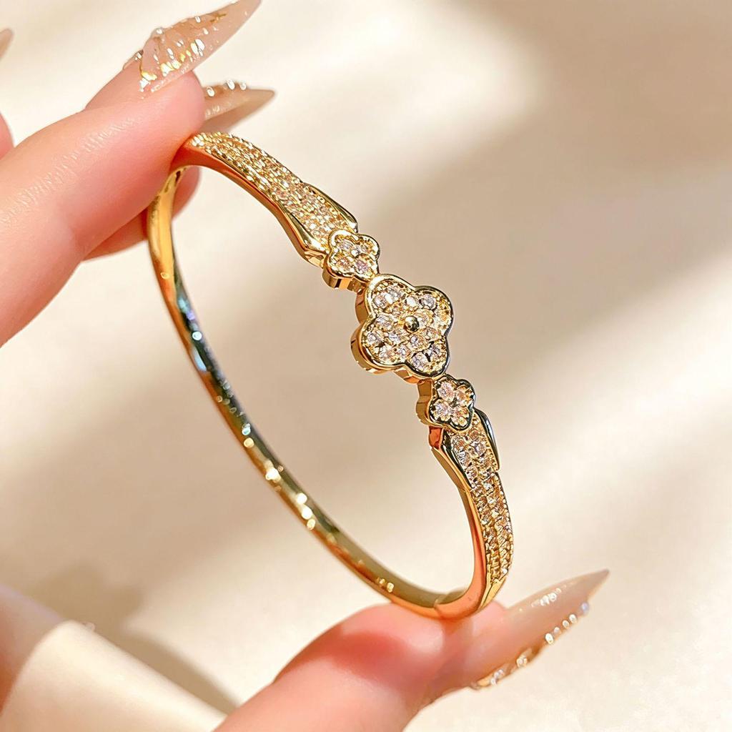 European & American Fashion Zirconia Four-Leaf Clover Bracelet: Sparkly Flower Design Wristband for Women