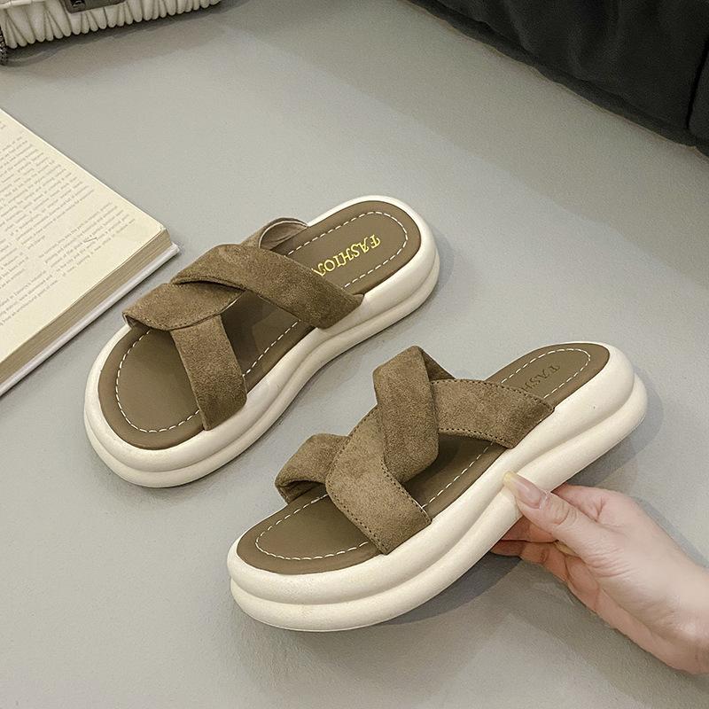 Beautiful thick-soled heightening cool slippers women's summer wear with skirts 2025 new Internet celebrities super fire out beach shoes