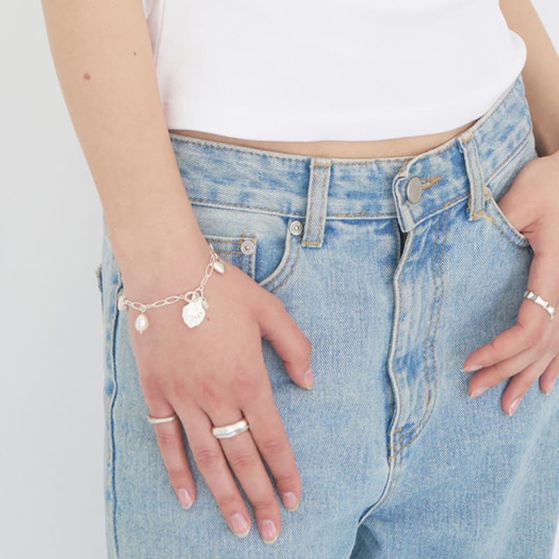 STILL INSTANT Shell Story Charm Bracelet