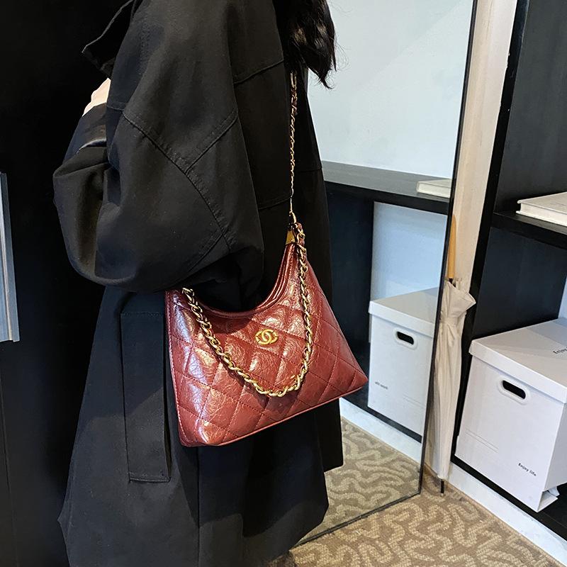 This year, the popular underarm bag women's 2025 new Xiaoxiangfeng light luxury simple temperament high-end single shoulder messenger bag