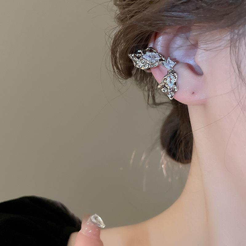 

No ear piercings, cold pleats, butterfly wings, earbone clips, earrings, niche premium earrings.