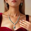 Ensemble deux pièces avec diamants, boucles d'oreilles puces goutte florale, chaîne de pull, collier exquis style cour rétro