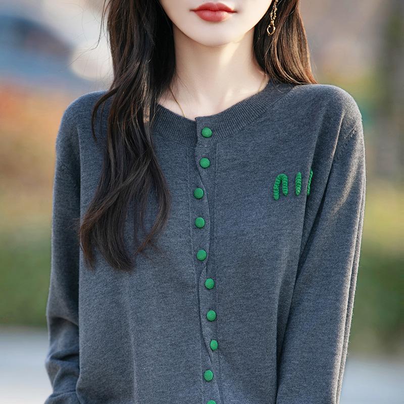 Lekki kardigan damski wykonany w 50% z wełny i w 50% z jedwabiu morwowego – uniwersalny sweter na 4 pory roku zapewniający całoroczny komfort i styl