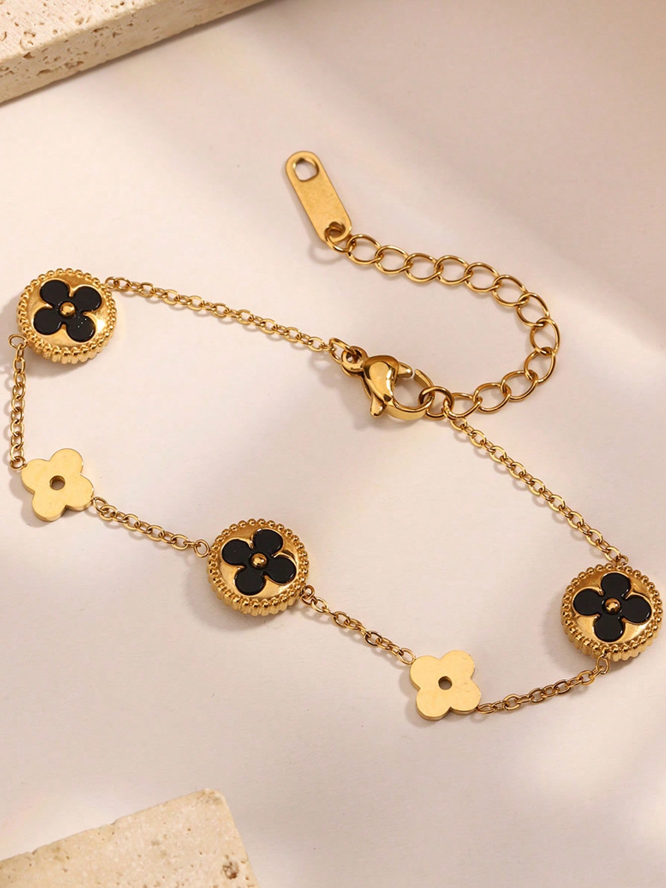 

Роскошный цельный браслет в виде четырехлистного клевера, изготовленный из двусторонней нержавеющей стали, подходит для повседневной носки.