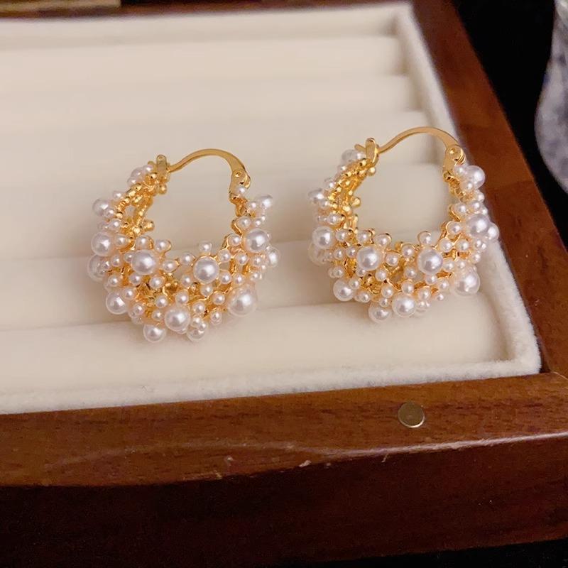 Niche Design 3D Hollow Pearl Basket Earrings Retro Artistic Irregular French Fashion Ear Clips золотой